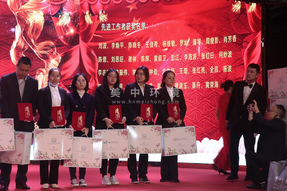 王佳希、楊亞敏、羅燦、潘琴先進(jìn)工作者.JPG